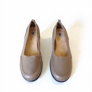 Dr. Scholl’s Tan Leather Slip-On Flats/Loafers Size 9. EUC
